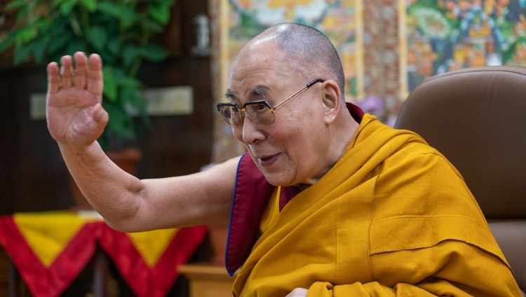 Thánh Đức Đạt Lai Lạt Ma vẫy tay chào khán giả vào lúc bắt đầu ngày giảng thứ ba từ Dinh thự của Ngài ở Dharamsala, HP, Ấn Độ vào 4 tháng 10, 2020. Ảnh của Thượng toạ Tenzin Jamphel