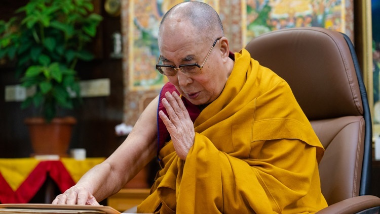 Thánh Đức Đạt Lai Lạt Ma đọc từ ‘Tinh hoa của mọi Diệu Thuyết’ của Đức Tsongkhapa vào ngày thứ ba của đợt thuyết pháp trực tuyến từ Dinh thự của Ngài ở Dharamsala, HP, Ấn Độ vào 4 tháng 10, 2020. Ảnh của Thượng toạ Tenzin Jamphel