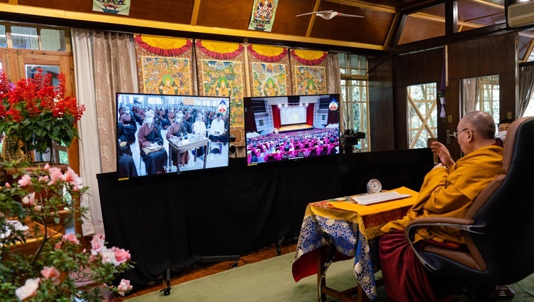 Thánh Đức Đạt Lai Lạt Ma nói chuyện với khán giả trực tuyến ở Đài Loan vào ngày thứ ba của đợt thuyết giảng từ Dinh thự của Ngài ở Dharamsala, HP, Ấn Độ vào 4 tháng 10, 2020. Ảnh của Thượng toạ Tenzin Jamphel