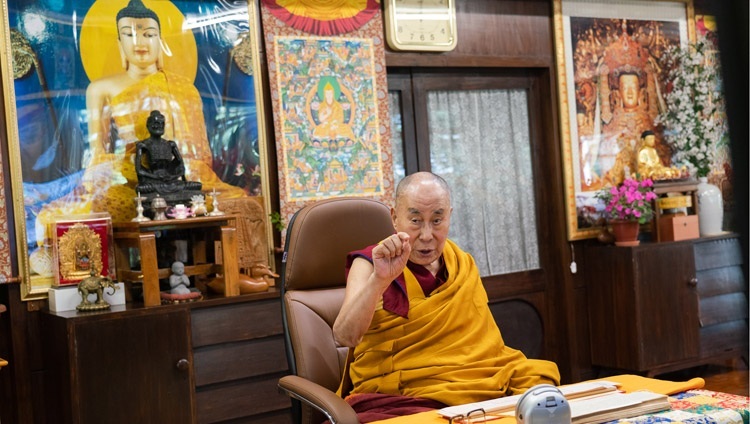 Thánh Đức Đạt Lai Lạt Ma giải thích về ‘Tinh hoa của mọi Diệu Thuyết’ của Tsongkhapa vào ngày thứ ba trong đợt thuyết pháp trực tuyến - từ Dinh thự của Ngài ở Dharamsala, HP, Ấn Độ vào 4 tháng 10, 2020. Ảnh của Thượng toạ Tenzin Jamphel
