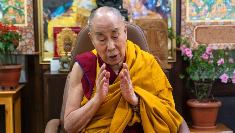 Thánh Đức Đạt Lai Lạt Ma hướng dẫn buổi lễ ngắn gọn về Phát Bồ Đề Tâm trong ngày thứ ba của đợt thuyết Pháp trực tuyến từ Dinh thự của Ngài ở Dharamsala, HP, Ấn Độ vào 4 tháng 10, 2020. Ảnh của Thượng toạ Tenzin Jamphel
