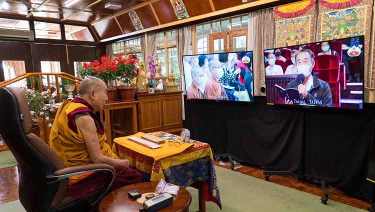 Một thành viên của khán giả trực tuyến ở Đài Loan đã hỏi Thánh Đức Đạt Lai Lạt Ma một câu hỏi trong ngày thuyết Pháp thứ ba từ Dinh thự của Ngài ở Dharamsala, HP, Ấn Độ vào 4 tháng 10, 2020. Ảnh của Thượng toạ Tenzin Jamphel