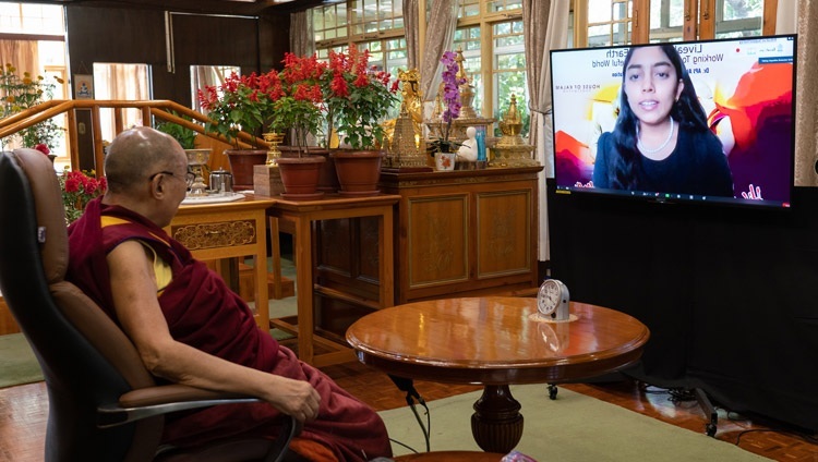 Một sinh viên hỏi Thánh Đức Đạt Lai Lạt Ma một câu hỏi trong buổi nói chuyện trực tuyến của Ngài về “Cùng nhau Hành động vì Một Thế Giới Hoà Bình” từ Dinh thự của Ngài ở Dharamsala, HP, Ấn Độ vào 15 tháng 10, 2020. Ảnh của Thượng toạ Tenzin Jamphel
