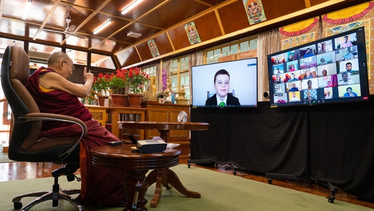 Thánh Đức Đạt Lai Lạt Ma trả lời câu hỏi của một sinh viên trong cuộc giao lưu trực tuyến của Ngài do Hội Sáng lập Quốc tế Tiến sĩ APJ Abdul Kalam tổ chức từ Dinh thự của Ngài ở Dharamsala, HP, Ấn Độ vào 15 tháng 10, 2020. Ảnh của Thượng toạ Tenzin Jamphel