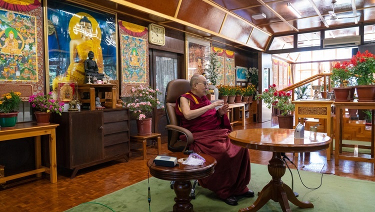 Thánh Đức Đạt Lai Lạt Ma nói chuyện với khán giả trực tuyến thể theo lời mời của Hội Sáng lập Quốc tế Tiến sĩ APJ Abdul Kalam từ Dinh thự của Ngài ở Dharamsala, HP, Ấn Độ vào 15 tháng 10, 2020. Ảnh của Thượng toạ Tenzin Jamphel