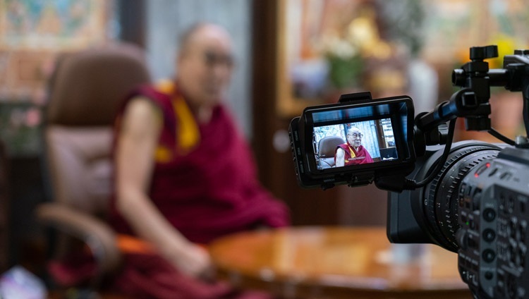 Thánh Đức Đạt Lai Lạt Ma tham gia cuộc thảo luận trực tuyến do EdCamp Ukraine tổ chức tại Dinh thự của Ngài ở Dharamsala, HP, Ấn Độ vào 20 tháng 10, 2020. Ảnh của Thượng toạ Tenzin Jamphel