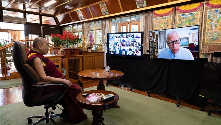 Ông NN Vohra - Chủ tịch Trung tâm Quốc tế Ấn Độ (IIC) phát biểu khai mạc khi Thánh Đức Đạt Lai Lạt Ma xem qua liên kết truyền hình từ Dinh thự của Ngài ở Dharamsala, HP, Ấn Độ vào 26 tháng 10, 2020. Ảnh của Thượng toạ Tenzin Jamphel