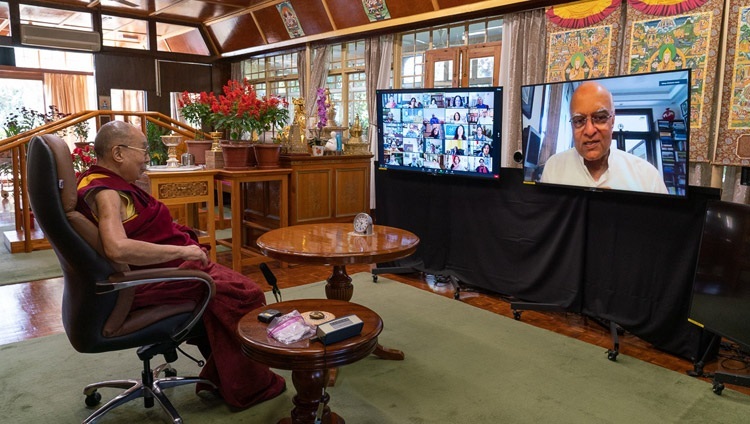 Thánh Đức Đạt Lai Lạt Ma lắng nghe câu hỏi do cựu Cố vấn An ninh Quốc gia & Ngoại trưởng Ấn Độ - Shivshankar Menon - đặt ra trong buổi nói chuyện trực tuyến từ Dinh thự của Ngài ở Dharamsala, HP, Ấn Độ vào 26 tháng 10, 2020. Ảnh của Thượng toạ Tenzin Jamphel