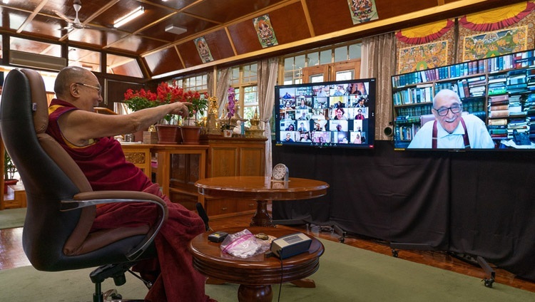 Thánh Đức Đạt Lai Lạt Ma tương tác với Fali Nariman - một luật sư bào chữa cao cấp cho Tòa án Tối cao Ấn Độ - trong phần hỏi đáp của buổi nói chuyện trực tuyến về "Di sản Karuna và Ahimsa của Ấn Độ" từ Dinh thự của Ngài ở Dharamsala, HP, Ấn Độ vào 26 tháng 10, 2020. Ảnh của Thượng toạ Tenzin Jamphel