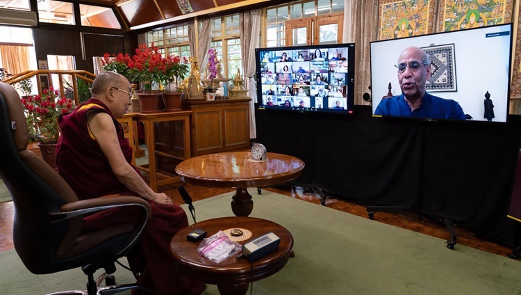 Shyam Saran - cựu Ngoại trưởng Ấn Độ - hỏi Thánh Đức Đạt Lai Lạt Ma một câu hỏi về vệ sinh tình cảm trong buổi nói chuyện trực tuyến từ Dinh thự của Ngài ở Dharamsala, HP, Ấn Độ vào 26 tháng 10, 2020. Ảnh của Thượng toạ Tenzin Jamphel