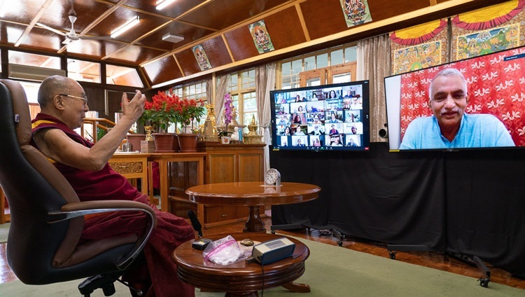 Thánh Đức Đạt Lai Lạt Ma trả lời một câu hỏi do nhân viên của bộ xã hội và là con trai của Baba Amte - Prakash Baba Amte - nêu lên, trong buổi nói chuyện trực tuyến về "Di sản Karuna và Ahimsa của Ấn Độ" từ Dinh thự của Ngài ở Dharamsala, HP, Ấn Độ vào 26 tháng 10, 2020. Ảnh của Thượng toạ Tenzin Jamphel