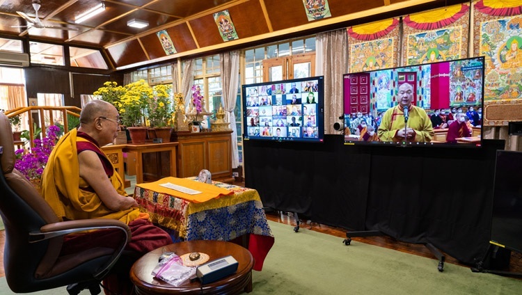 Telo Rinpoche - người đại diện của Đức Đạt Lai Lạt Ma tại Nga, Mông Cổ và các nước SNG, chào đón Thánh Đức Đạt Lai Lạt Ma vào đầu ngày thuyết Pháp trực tuyến đầu tiên từ Dinh thự của Ngài ở Dharamsala, HP, Ấn Độ vào ngày 5 tháng 11, 2020. Ảnh của Thượng toạ Tenzin Jamphel