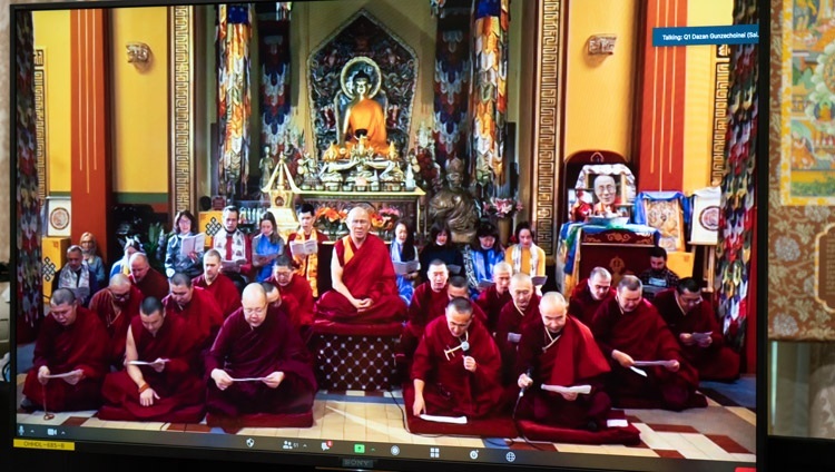 Các thành viên của Kuntse Choinoei Datsang ở Đường Petersburg tụng Bát Nhã Tâm Kinh để khai mạc buổi thuyết Pháp trực tuyến của Thánh Đức Đạt Lai Lạt Ma từ Dinh thự của Ngài ở Dharamsala, HP, Ấn Độ vào ngày 5 tháng 11, 2020. Ảnh của Thượng toạ Tenzin Jamphel