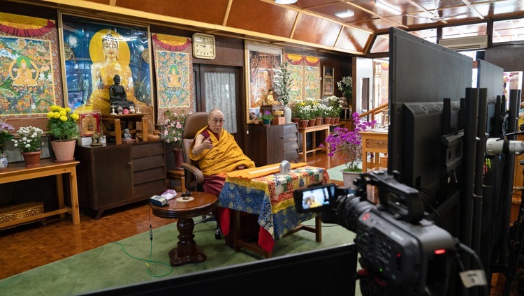 Thánh Đức Đạt Lai Lạt Ma nói chuyện với thính giả trực tuyến vào ngày đầu tiên của đợt thuyết Pháp do các Phật tử Nga thỉnh cầu từ Dinh thự của Ngài ở Dharamsala, HP, Ấn Độ vào ngày 5 tháng 11, 2020. Ảnh của Thượng toạ Tenzin Jamphel