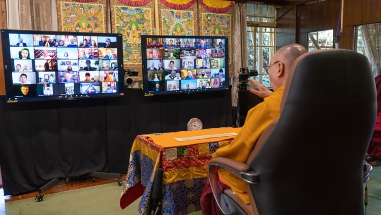 Thánh Đức Đạt Lai Lạt Ma nói chuyện với thính giả trực tuyến vào ngày đầu tiên của đợt thuyết Pháp về “Luận giải về Bồ Đề Tâm” của Ngài Long Thọ từ Dinh thự của Ngài ở Dharamsala, HP, Ấn Độ vào ngày 5 tháng 11, 2020. Ảnh của Thượng toạ Tenzin Jamphel