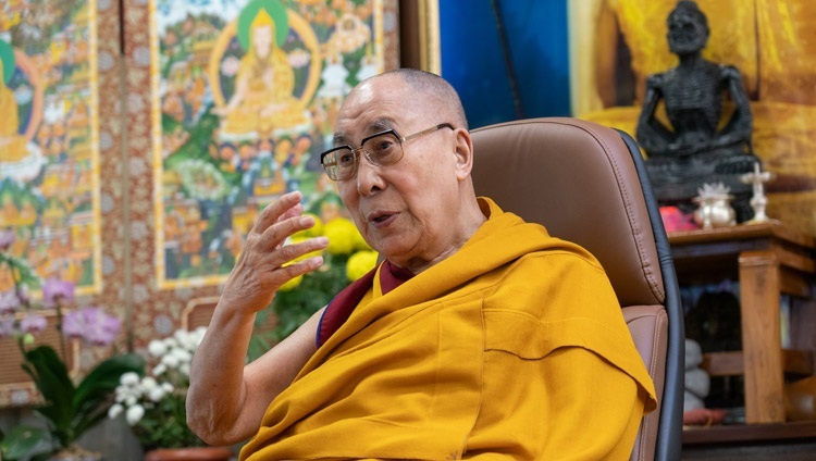 Thánh Đức Đạt Lai Lạt Ma nói chuyện với thính giả trực tuyến vào ngày đầu tiên của Pháp Hội được các Phật tử Nga thỉnh cầu từ Dinh thự của Ngài ở Dharamsala, HP, Ấn Độ vào ngày 5 tháng 11, 2020. Ảnh của Thượng toạ Tenzin Jamphel