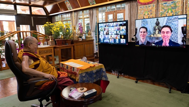 Thánh Đức Đạt Lai Lạt Ma trả lời câu hỏi từ khán giả trực tuyến của các Phật tử Nga trong ngày thuyết Pháp đầu tiên từ Dinh thự của Ngài ở Dharamsala, HP, Ấn Độ vào ngày 5 tháng 11, 2020. Ảnh của Thượng toạ Tenzin Jamphel