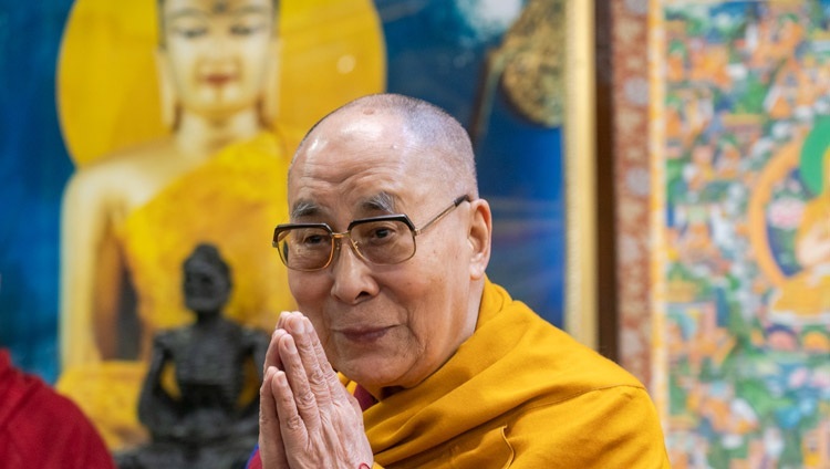 Thánh Đức Đạt Lai Lạt Ma quang lâm trong ngày thứ hai của đợt thuyết Pháp trực tuyến của Ngài do các Phật tử Nga thỉnh cầu từ Dinh thự của Ngài ở Dharamsala, HP, Ấn Độ vào ngày 6 tháng 11, 2020. Ảnh của Thượng toạ Tenzin Jamphel