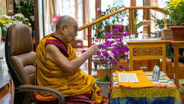 Thánh Đức Đạt Lai Lạt Ma nói chuyện trước thính giả trực tuyến vào ngày thứ hai của đợt thuyết Pháp trực tuyến của Ngài do các Phật tử Nga thỉnh cầu từ Dinh thự của Ngài ở Dharamsala, HP, Ấn Độ vào 6 tháng 11, 2020. Ảnh của Thượng toạ Tenzin Jamphel