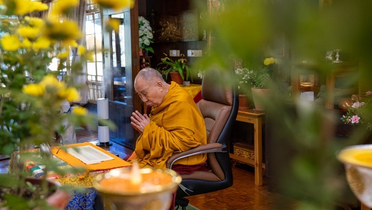 Thánh Đức Đạt Lai Lạt Ma đọc “Luận giải về Bồ Đề Tâm” của Ngài Long Thọ vào ngày thứ hai của đợt thuyết giảng trực tuyến tại Dinh thự của Ngài ở Dharamsala, HP, Ấn Độ vào ngày 6 tháng 11, 2020. Ảnh của Thượng toạ Tenzin Jamphel