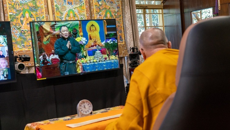 Tổng thống của Cộng hòa Tuva - ông Sholban Kara-ool hỏi Thánh Đức Đạt Lai Lạt Ma một câu hỏi trong ngày thứ hai của đợt thuyết Pháp trực tuyến của Ngài tại Dinh thự của Ngài ở Dharamsala, HP, Ấn Độ vào ngày 6 tháng 11, 2020. Ảnh của Thượng toạ Tenzin Jamphel