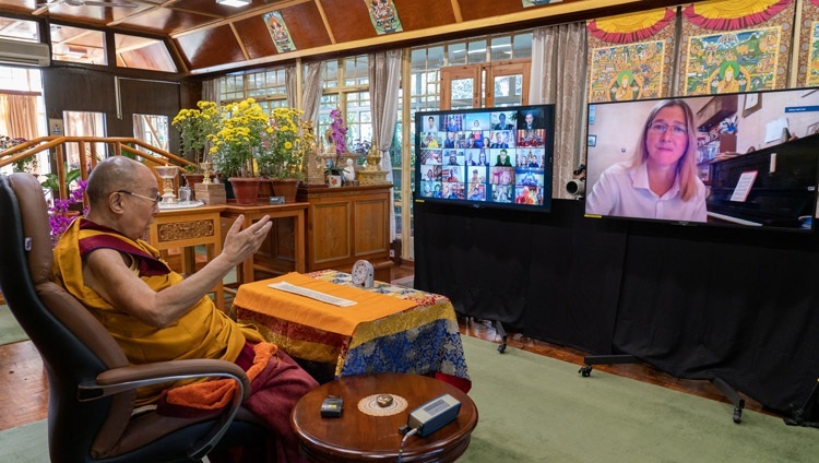 Thánh Đức Đạt Lai Lạt Ma trả lời câu hỏi từ một thành viên của khán giả trong ngày  thuyết Pháp thứ hai do các Phật tử Nga thỉnh cầu từ Dinh thự của Ngài ở Dharamsala, HP, Ấn Độ vào ngày 6 tháng 11, 2020. Ảnh của Thượng toạ Tenzin Jamphel
