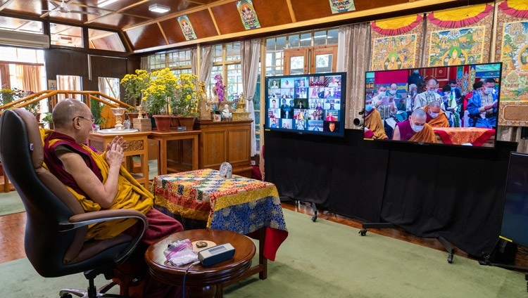 Các thành viên của Tu viện Phật giáo Trung tâm ‘Trú Xứ Vàng Phật Thích Ca Mâu Ni’ ở Cộng hòa Kalmykia tụng ‘Bát Nhã Tâm Kinh' bằng ngôn ngữ Kalmyk vào ngày thuyết giảng trực tuyến thứ ba của Thánh Đức Đạt Lai Lạt Ma từ Dinh thự của Ngài ở Dharamsala, HP , Ấn Độ vào ngày 7 tháng 11, 2020. Ảnh của Thượng toạ Tenzin Jamphel