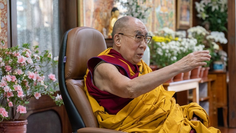 Thánh Đức Đạt Lai Lạt Ma thuyết giảng trực tuyến vào ngày thứ ba do các Phật tử Nga thỉnh cầu từ nơi Dinh thự của Ngài ở Dharamsala, HP, Ấn Độ vào ngày 7 tháng 11 năm 2020. Ảnh của Thượng toạ Tenzin Jamphel