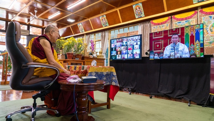 Thánh Đức Đạt Lai Lạt Ma lắng nghe câu hỏi từ một thành viên của thính chúng trực tuyến vào ngày thuyết giảng thứ ba do các Phật tử Nga thỉnh cầu - từ Dinh thự của Ngài ở Dharamsala, HP, Ấn Độ vào ngày 7 tháng 11, 2020. Ảnh của Thượng toạ Tenzin Jamphel