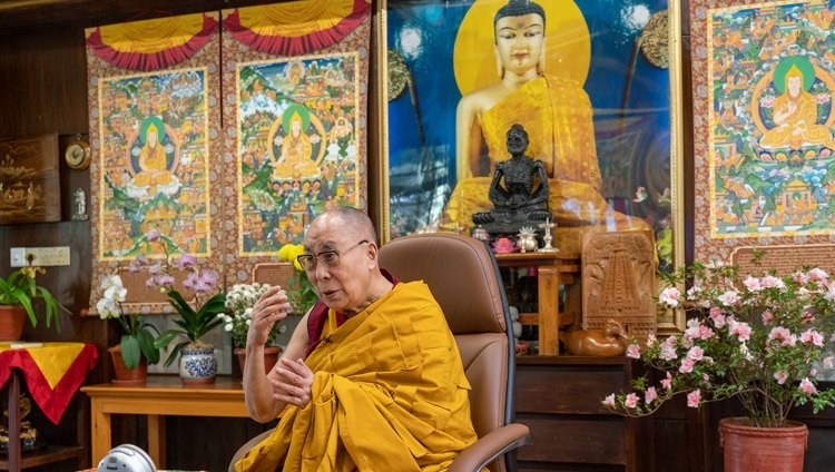 Thánh Đức Đạt Lai Lạt Ma phát biểu trước thính giả trực tuyến vào ngày thuyết Pháp thứ ba do các Phật tử Nga thỉnh cầu từ Dinh thự của Ngài ở Dharamsala, HP, Ấn Độ vào ngày 7 tháng 11, 2020. Ảnh của Thượng toạ Tenzin Jamphel