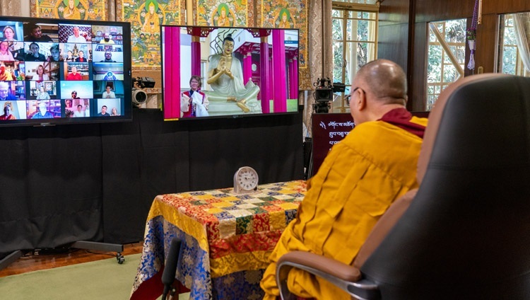 Một thành viên của khán giả trực tuyến đang đứng bên cạnh bức tượng của Ngài Long Thọ bên ngoài Trụ Xứ Vàng Phật Thích Ca Mâu Ni - Tu viện Phật giáo Trung tâm ở Cộng hòa Kalmykia - hỏi Thánh Đức Đạt Lai Lạt Ma một câu hỏi vào ngày thuyết Pháp thứ ba - từ Dinh thự của Ngài ở Dharamsala, HP, Ấn Độ vào ngày 7 tháng 11, 2020. Ảnh của Thượng toạ Tenzin Jamphel