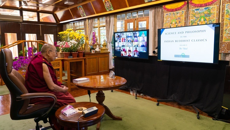 Thánh Đức Đạt Lai Lạt Ma đang xem cận cảnh bản dịch tiếng Anh mới phát hành của tập thứ hai của bộ sách “Khoa học và Triết học trong Kinh điển Phật giáo Ấn Độ” trên TV tại Dinh thự của Ngài ở Dharamsala, HP, Ấn Độ vào thời điểm bắt đầu của buổi ra mắt sách trực tuyến vào ngày 13 tháng 11, 2020. Ảnh của Thượng toạ Tenzin Jamphel