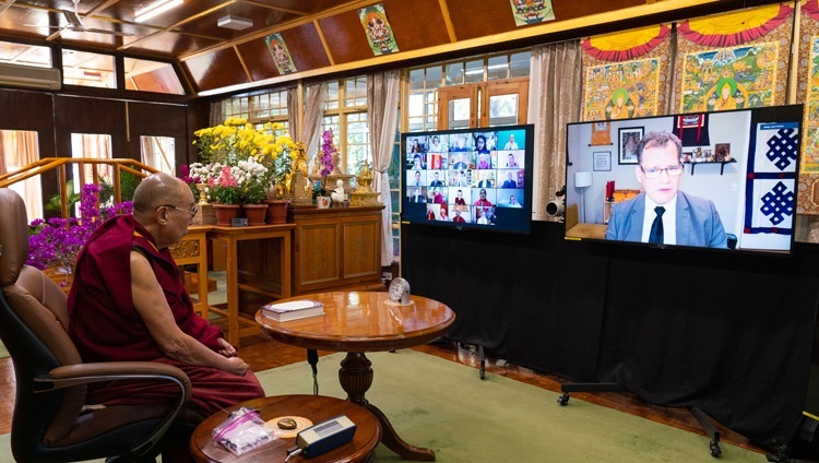 Thánh Đức Đạt Lai Lạt Ma lắng nghe John Dunne nói về các bài luận mà ông đã viết để giới thiệu từng chương của cuốn sách trong buổi ra mắt sách trực tuyến cuốn: "Khoa học và Triết học trong Kinh điển Phật giáo Ấn Độ, Tập 2 - Tâm thức” tại Dinh thự của Ngài ở Dharamsala, HP, Ấn Độ vào ngày 13 tháng 11, 2020. Ảnh của Thượng toạ Tenzin Jamphel