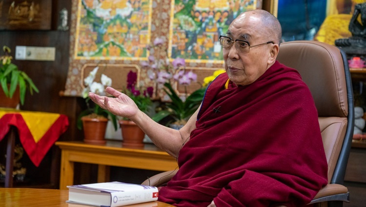 Thánh Đức Đạt Lai Lạt Ma phát biểu trước khán giả trực tuyến trong buổi ra mắt cuốn sách "Khoa học và Triết học trong Kinh điển Phật giáo Ấn Độ, Tập 2 - Tâm thức” tại Dinh thự của Ngài ở Dharamsala, HP, Ấn Độ vào ngày 13 tháng 11, 2020. Ảnh của Thượng toạ Tenzin Jamphel
