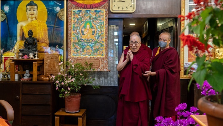 Thánh Đức Đạt Lai Lạt Ma quang lâm đến tham dự cuộc đối thoại trực tuyến về “Kiên trì, Hy vọng và Kết nối vì Hạnh phúc” tại Dinh thự của Ngài ở Dharamsala, HP, Ấn Độ vào ngày 19 tháng 11, 2020. Ảnh của Thượng toạ Tenzin Jamphel