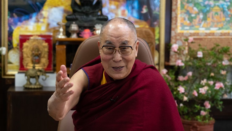 Thánh Đức Đạt Lai Lạt Ma phát biểu trước khán giả trực tuyến trong cuộc đối thoại về “Kiên trì, Hy vọng và Kết nối vì Hạnh phúc” trong khuôn khổ của Hội nghị năm nay về “Hạnh phúc và Nguyên nhân của Hạnh phúc” tại Úc - từ Dinh thự của Ngài ở Dharamsala, HP, Ấn Độ vào ngày 19 tháng 11, 2020. Ảnh của Thượng toạ Tenzin Jamphel