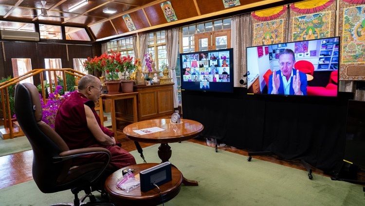 Ian Hickie, Giáo sư Tâm thần học ở Sydney, phát biểu qua đường dẫn truyền hình từ Úc trong cuộc đối thoại về “Kiên trì, Hy vọng và Kết nối vì Hạnh phúc” với Thánh Đức Đạt Lai Lạt Ma tại Dinh thự của Ngài ở Dharamsala, HP, Ấn Độ vào ngày 19 tháng 11, 2020. Ảnh của Thượng toạ Tenzin Jamphel