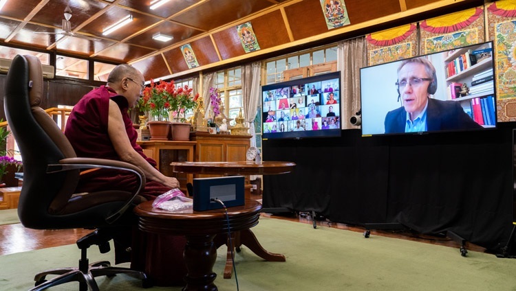 Người điều hành, Tony Steel, cảm ơn Thánh Đức Đạt Lai Lạt Ma đã tham gia cuộc đối thoại về “Kiên trì, Hy vọng và Kết nối vì Hạnh phúc” từ Dinh thự của Ngài ở Dharamsala, HP, Ấn Độ vào ngày 19 tháng 11, 2020. Ảnh của Thượng toạ Tenzin Jamphel