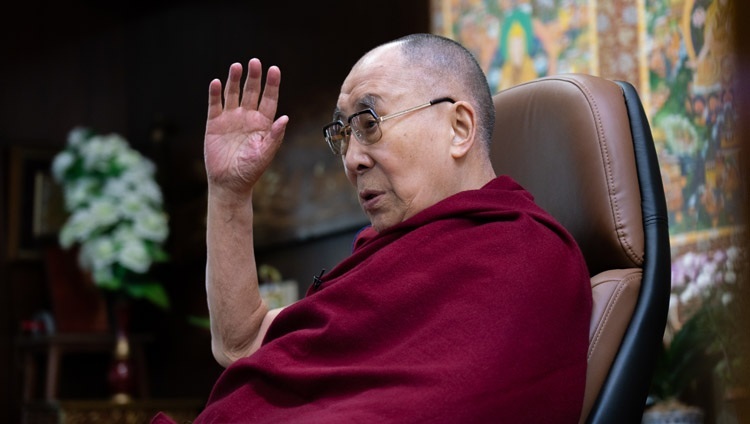 Thánh Đức Đạt Lai Lạt Ma trả lời cho phần bình luận của Giáo sư Hickie trong cuộc đối thoại trực tuyến của họ về “Kiên trì, Hy vọng và Kết nối vì Hạnh phúc” tại Dinh thự của Ngài ở Dharamsala, HP, Ấn Độ vào ngày 19 tháng 11, 2020. Ảnh của Thượng toạ Tenzin Jamphel