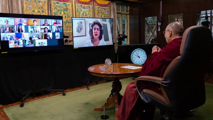 Giáo sư Susan Neiman - Giám đốc Diễn đàn Einstein - mở đầu cuộc trò chuyện với Thánh Đức Đạt Lai Lạt Ma từ Dinh thự của Ngài ở Dharamsala, HP, Ấn Độ vào ngày 25 tháng 11, 2020. Ảnh của Thượng toạ Tenzin Jamphel
