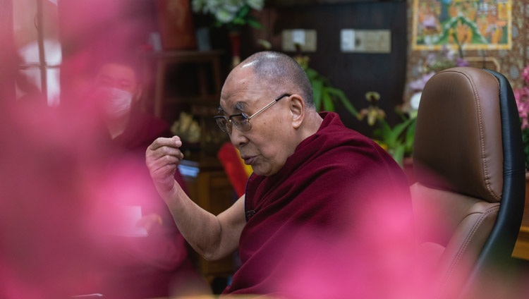 Thánh Đức Đạt Lai Lạt Ma tham gia cuộc đối thoại về “Sự cần thiết của lòng Từ bi đối với sự Sống còn của Nhân loại” từ Dinh thự của Ngài ở Dharamsala, HP, Ấn Độ vào 9 tháng 12, 2020. Ảnh của Thượng toạ Tenzin Jamphel