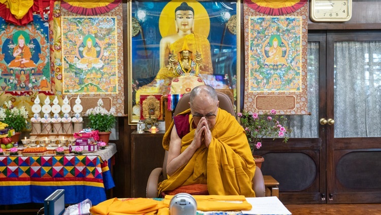 Thánh Đức Đạt Lai Lạt Ma tham gia buổi cầu nguyện mở đầu buổi thuyết Pháp của Ngài để đánh dấu kỷ niệm 601 năm ngày Jé Tsongkhapa viên tịch - từ Dinh thự của Ngài ở Dharamsala, HP, Ấn Độ vào 10 tháng 12, 2020. Ảnh của Thượng toạ Tenzin Jamphel