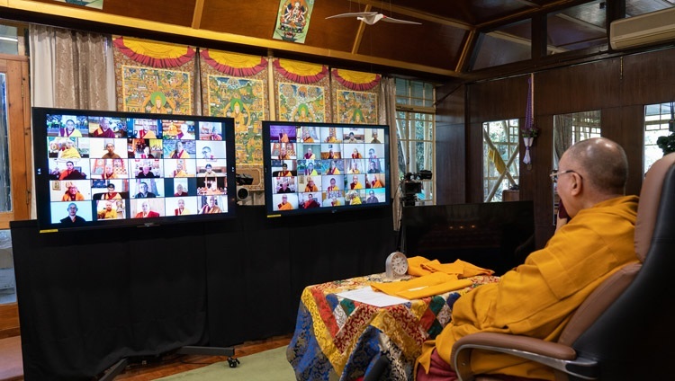 Thánh Đức Đạt Lai Lạt Ma phát biểu trước khán giả trong buổi thuyết Pháp nhân kỷ niệm 601 năm ngày Jé Tsongkhapa viên tịch - từ Dinh thự của Ngài ở Dharamsala, HP, Ấn Độ vào 10 tháng 12, 2020. Ảnh của Thượng toạ Tenzin Jamphel