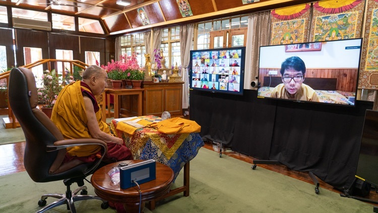 Serkong Rinpoche nêu một câu hỏi trong buổi thuyết Pháp của Thánh Đức Đạt Lai Lạt Ma để đánh dấu kỷ niệm 601 năm ngày Jé Tsongkhapa viên tịch - từ Dinh thự của Ngài ở Dharamsala, HP, Ấn Độ vào 10 tháng 12, 2020. Ảnh của Thượng toạ Tenzin Jamphel