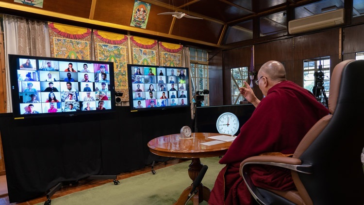 Thánh Đức Đạt Lai Lạt Ma phát biểu trước khán giả trực tuyến trong cuộc trò chuyện với các sinh viên về “Mục đích của Cuộc sống” như một phần của chương trình Techfest IIT Bombay - từ Dinh thự của Ngài ở Dharamsala, HP, Ấn Độ vào 15 tháng 12, 2020. Ảnh của Thượng toạ Tenzin Jamphel