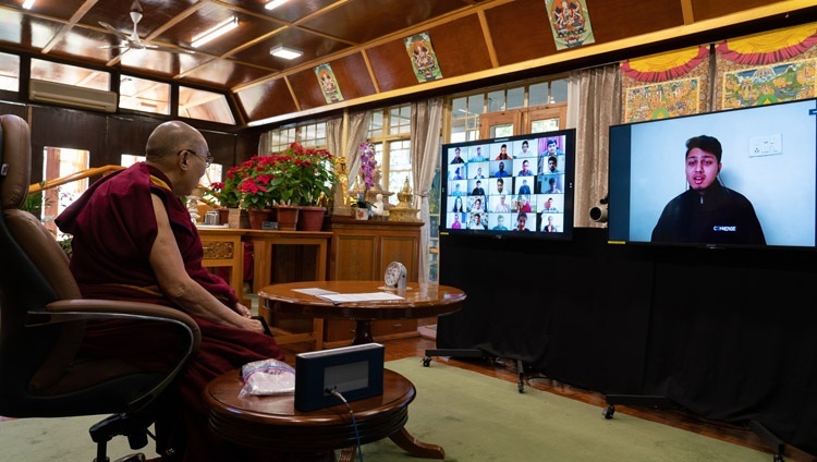 Một thành viên của khán giả trực tuyến nêu câu hỏi lên Thánh Đức Đạt Lai Lạt Ma trong cuộc trò chuyện của Ngài trong chương trình Techfest IIT Bombay - từ Dinh thự của Ngài ở Dharamsala, HP, Ấn Độ vào 15 tháng 12, 2020. Ảnh của Thượng toạ Tenzin Jamphel