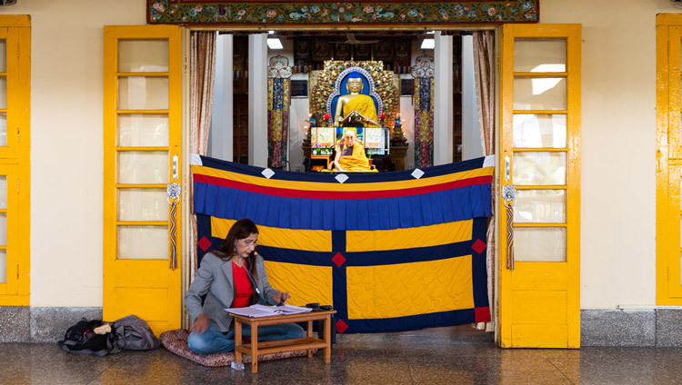 Thông dịch viên người Bồ Đào Nha ngồi bên ngoài Chánh Điện để thông dịch buổi thuyết giảng trực tuyến của Thánh Đức Đạt Lai Lạt Ma ở Dharamsala, HP, Ấn Độ vào 16 tháng 5, 2020. Ảnh của Lobsang Tsering