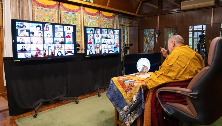 Thánh Đức Đạt Lai Lạt Ma phát biểu trước thính giả trực tuyến vào ngày đầu tiên của đợt thuyết Pháp thể theo sự thỉnh cầu của chư Phật tử Hàn Quốc - từ Dinh thự của Ngài ở Dharamsala, HP, Ấn Độ vào ngày 5 tháng 1, 2021. Ảnh của Thượng toạ Tenzin Jamphel