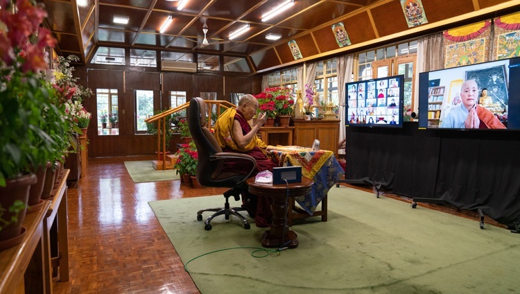 Thánh Đức Đạt Lai Lạt Ma trả lời các câu hỏi của khán giả vào ngày đầu tiên của buổi thuyết pháp do các Phật tử Hàn Quốc thỉnh cầu - từ nơi Dinh thự của Ngài ở Dharamsala, HP, Ấn Độ vào ngày 5 tháng 1, 2021. Ảnh của Thượng toạ Tenzin Jamphel