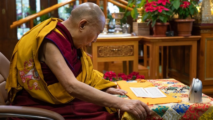 Thánh Đức Đạt Lai Lạt Ma đọc “Bát Nhã Tâm Kinh” vào ngày đầu tiên của ba ngày thuyết giảng tại Dinh thự của Ngài ở Dharamsala, HP, Ấn Độ vào ngày 5 tháng 1, 2021. Ảnh của Thượng toạ Tenzin Jamphel